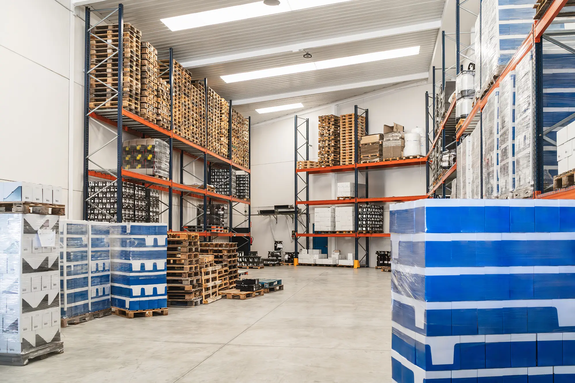 Beverage cold storage warehouse with pallets and packaging for cross-border logistics